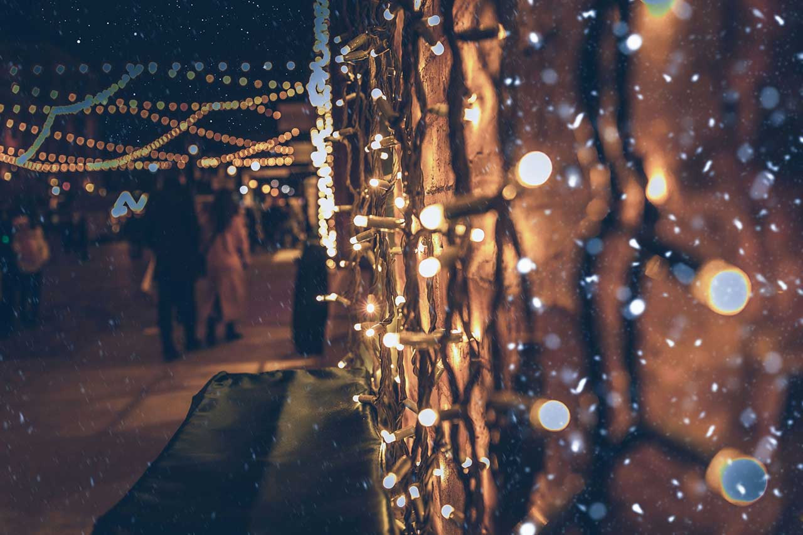 Lichterkette am Weihnachtsmarkthaus