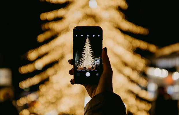 beleuchteter Weihnachtsbaum auf dem Smartphone