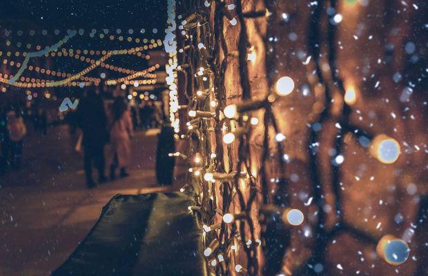 Lichterkette am Weihnachtsmarkthaus