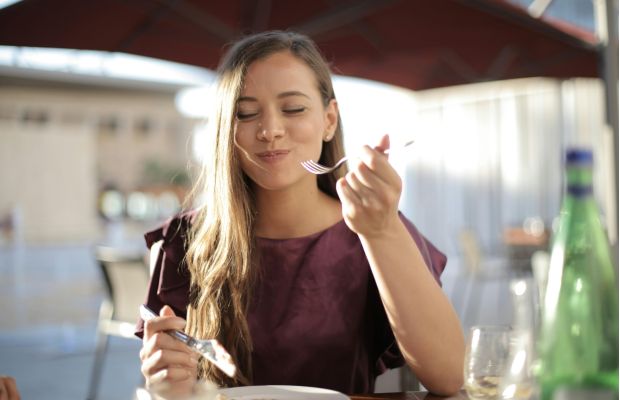 Frau beim Essen