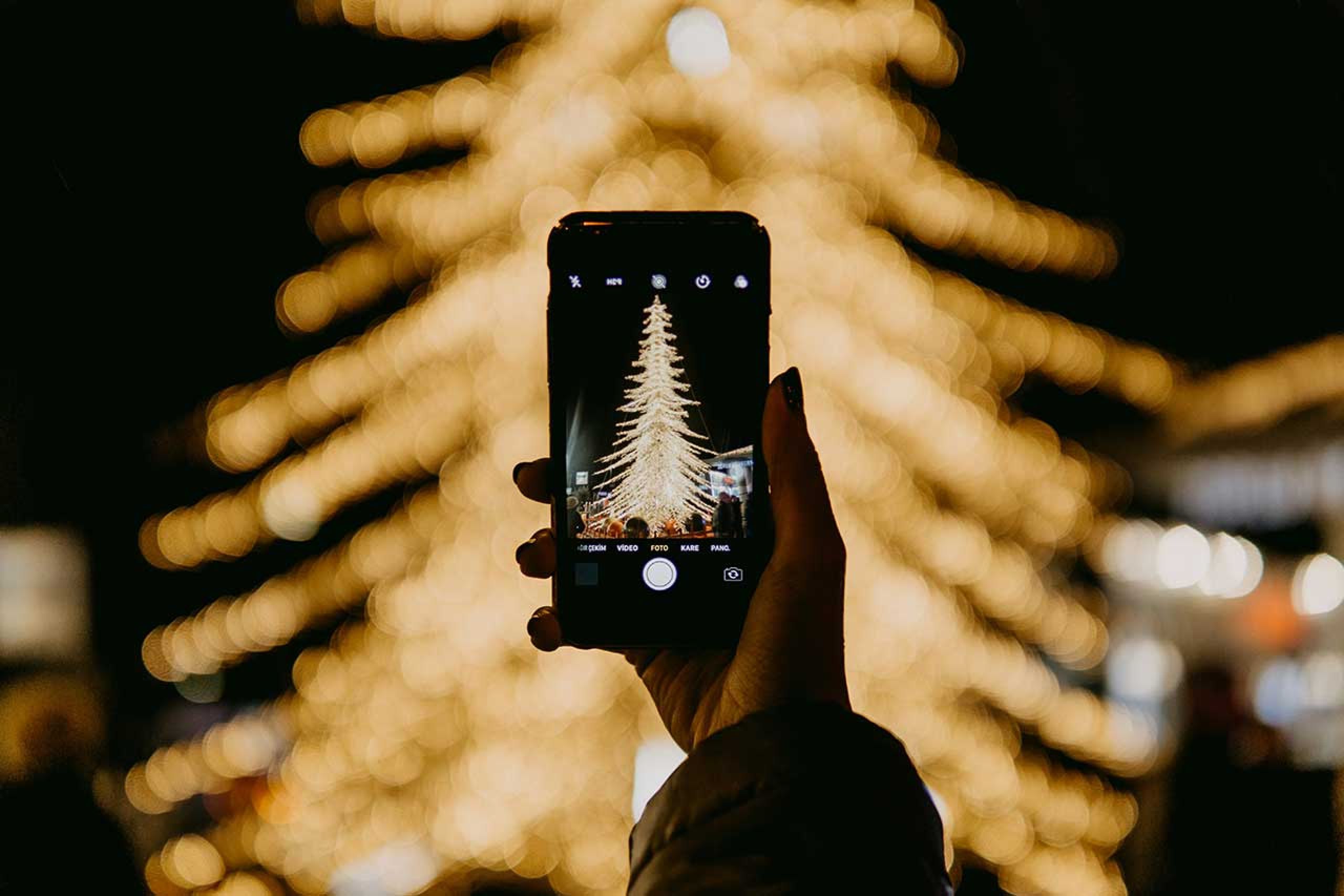 beleuchteter Weihnachtsbaum auf dem Smartphone