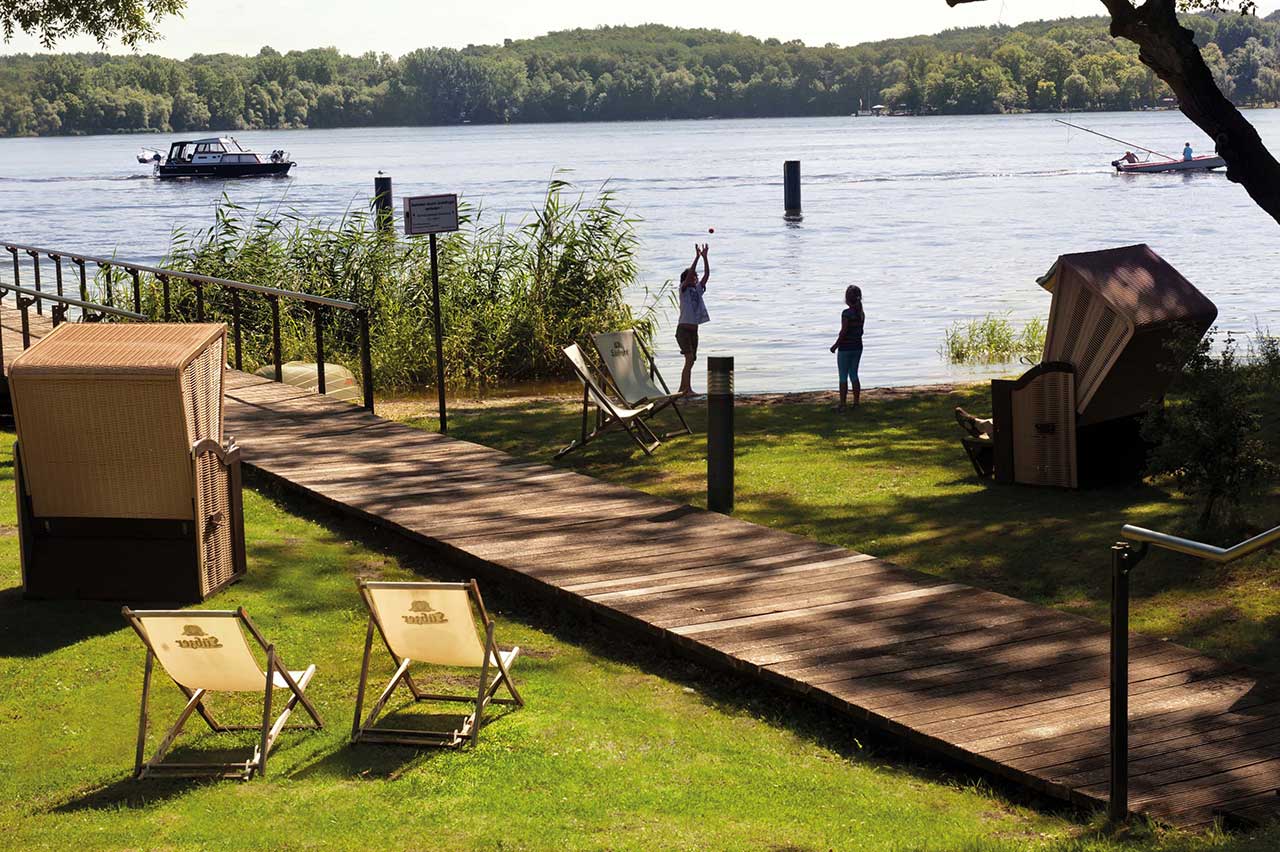 Seminaris SeeHotel Potsdam Garten mit Strand